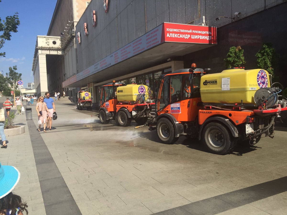 salmacbc's tweet image. 3 street cleaners on one #Moscow sidewalk - they take their cleaning seriously here.