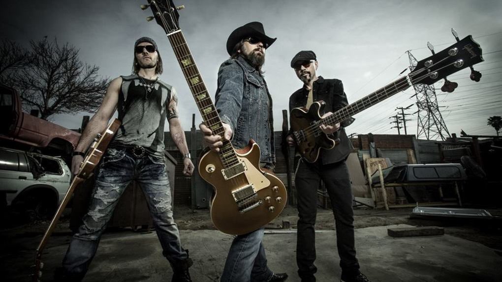 BeltUpBelts's tweet photo. #SaturdayLive Don't Miss @theroadhammers #Live Kickin' Out Some Killer #CountryMusic @NavanFair #YourLoveIsTheDrug #navanfair2017 #navanfair https://t.co/6iKBR0llkM