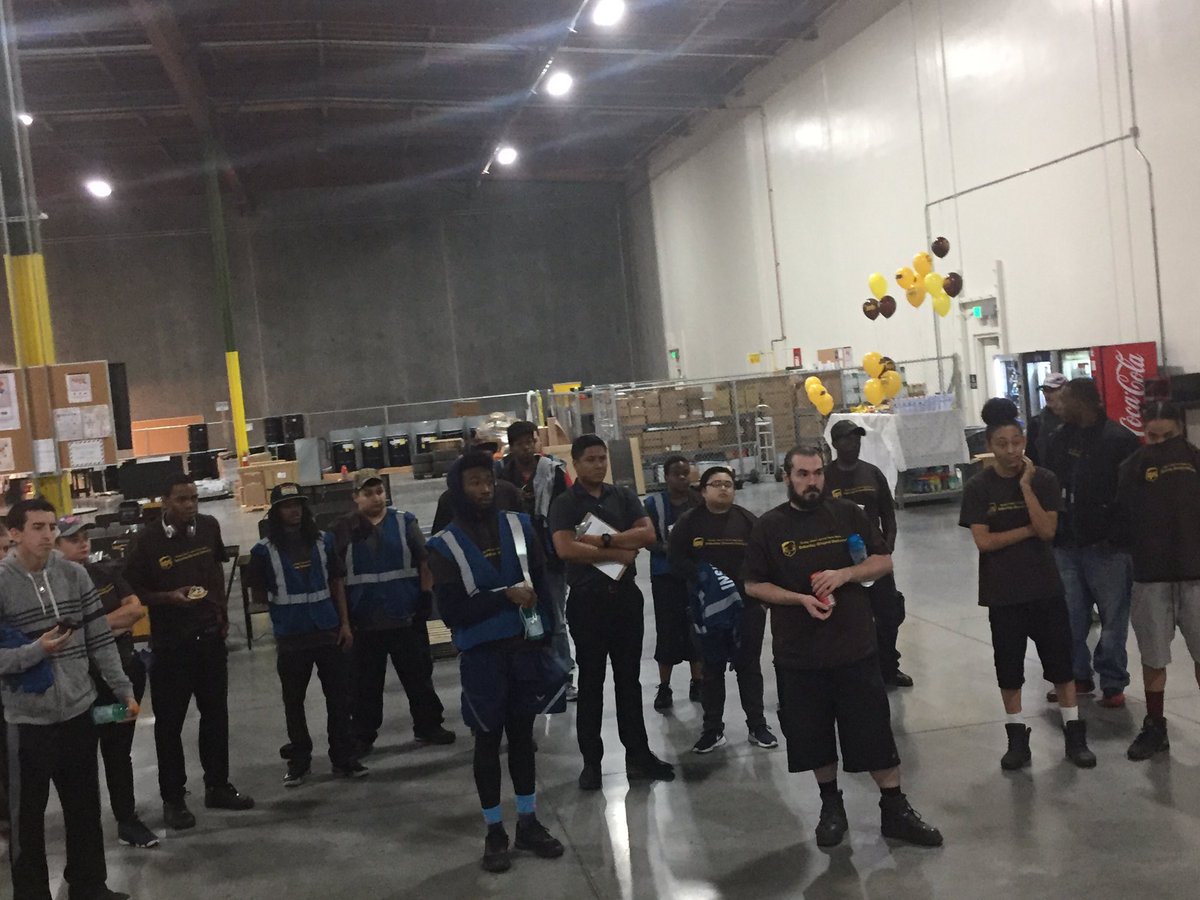 TonyCampbell33's tweet photo. Division manager Mike Pearson talking with the Hayward village preload on the first day of Saturday ground. #norcalupsers #saturdayground https://t.co/FVHND4I78A