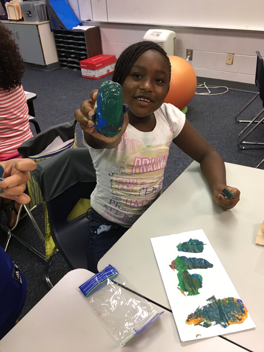 kdahl97's tweet photo. This year is going to "rock".We painted rocks with MSE '17-18.#MSE2ndgradetogether #rockhiding #rockfinding https://t.co/6GXgY6igcZ