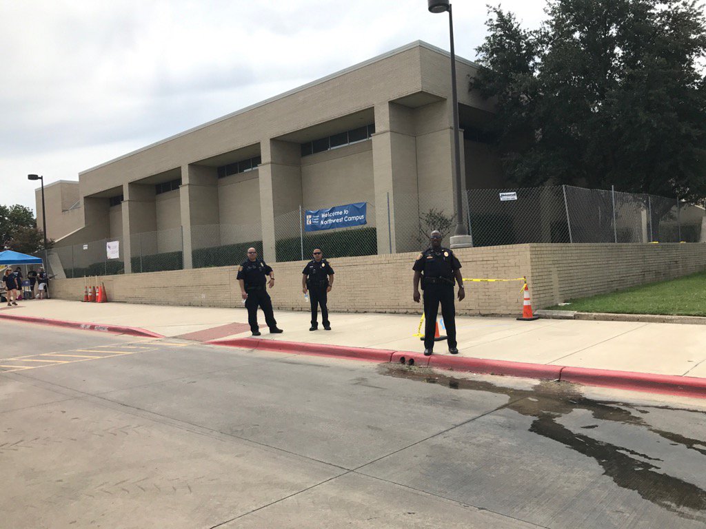 LParkerEdD's tweet photo. @EMSISD @communitylinktx #B2SB we appreciate & honor our #OfficersinBlue #emsproud https://t.co/TEKZ2z6BR3