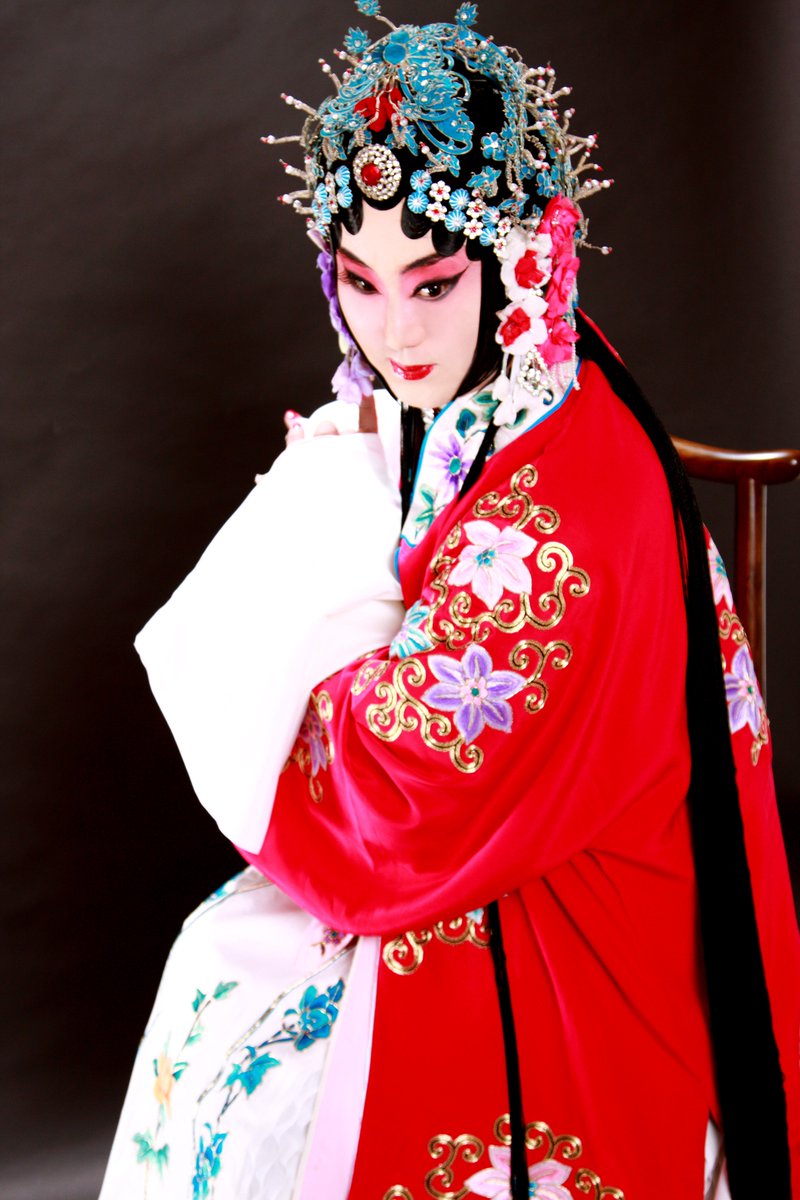 2020seattle's tweet photo. 京剧“男旦”即“男扮女妆（并非反串）”是戏曲表演行当的类型之一。在中国古典演剧史上它却曾是一个重要存在和主流构成。20世纪上半叶，京剧“四大名旦”的出现是男旦艺术最高成就的形象符码。而且其呈现出卓越的技术、技艺，除了给人以美的享受的同时，背后所蕴含深刻的社会文化内涵也同样发人深省 https://t.co/7AggaUAiCm