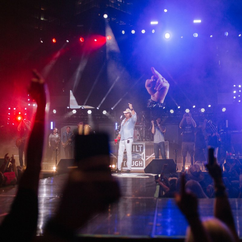 tobykeith's tweet photo. Never apologize for being patriotic. #TobyOnTour https://t.co/tVJU14jXqs