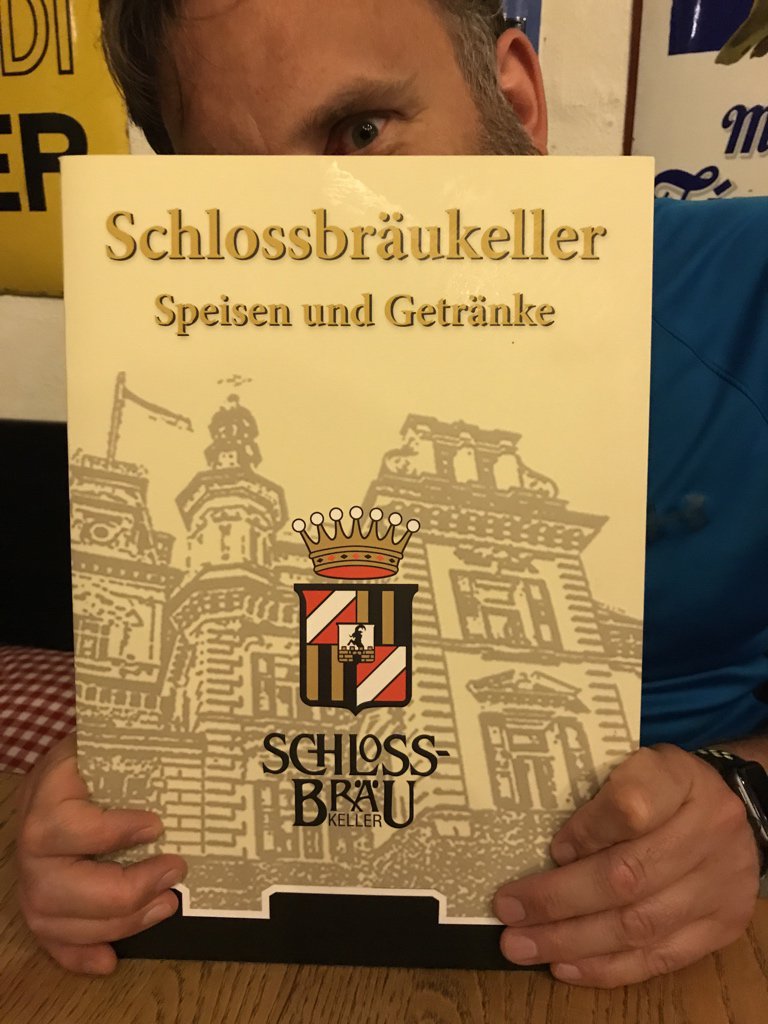 andi_lehmann's tweet photo. Im Lokal. Merlin holt eine Speisekarte und kommt zum Tisch: „Wem darf ich Sie geben?“ #MerlinsWelt https://t.co/wuRjZCCJFJ