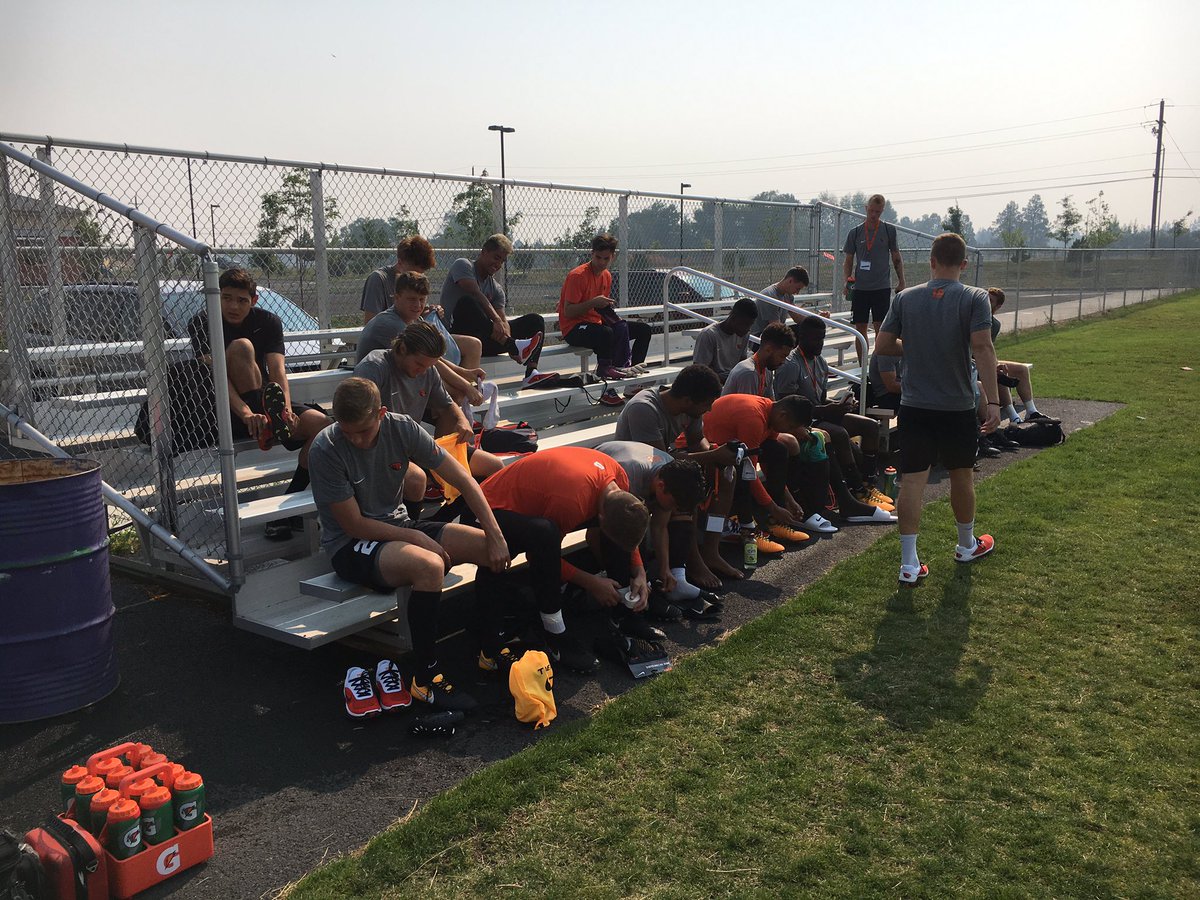 BeaverMSoccer's tweet photo. Don't forget about today's autograph session for #BeavsInBend, 4:30 at Pine Nursery Park
#GoBeavs https://t.co/14JShsd2tg