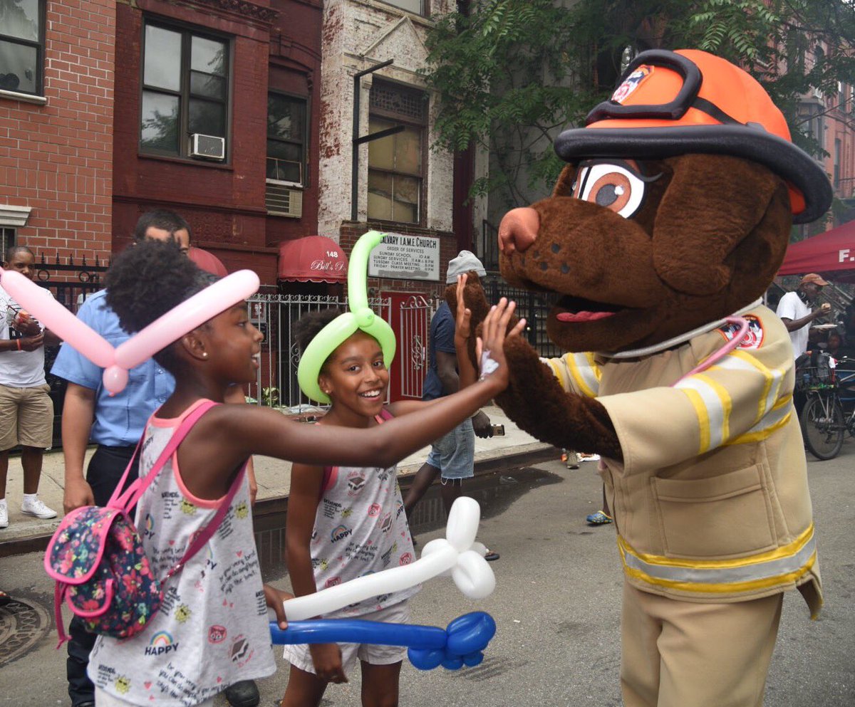 SirenFDNY's tweet photo. I love meeting my young friends at the #FDNY block parties! Stop by #Harlem at #Engine59 and #Ladder30, 111 W. 133 St until 4pm. https://t.co/UVm1ByiDrd
