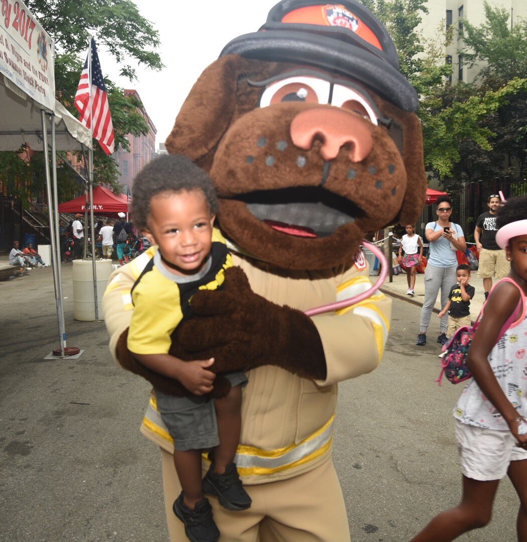 SirenFDNY's tweet photo. I love meeting my young friends at the #FDNY block parties! Stop by #Harlem at #Engine59 and #Ladder30, 111 W. 133 St until 4pm. https://t.co/UVm1ByiDrd