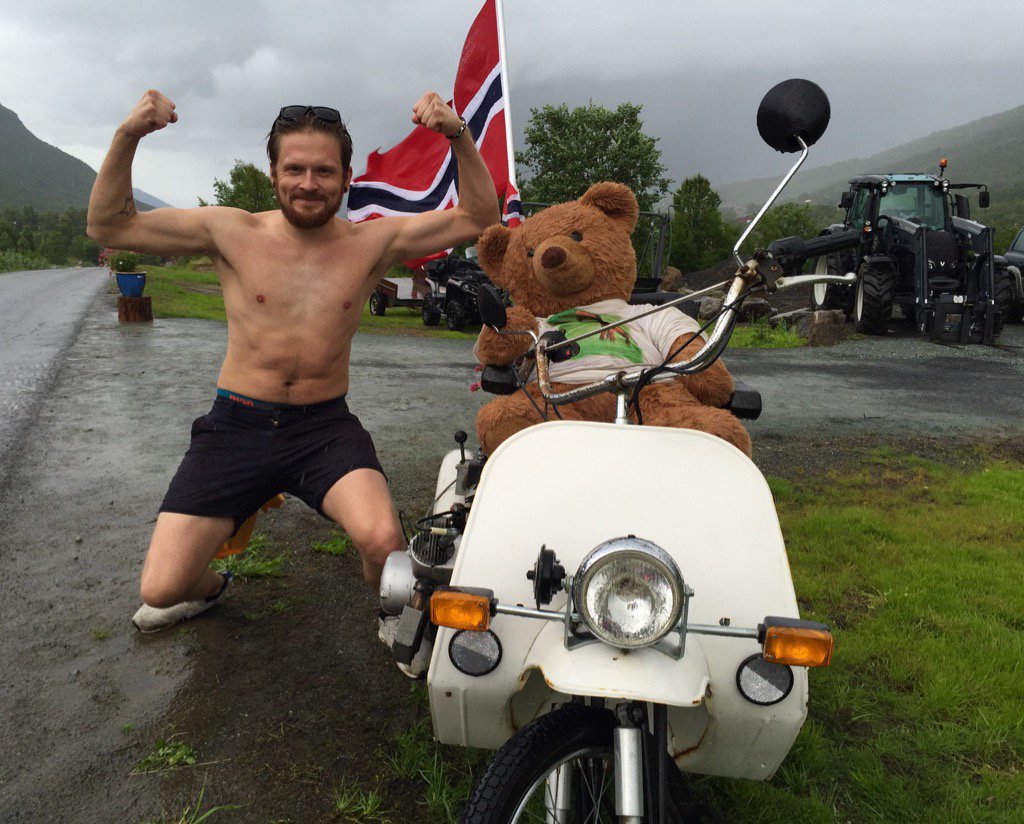 ArcticRaceofN's tweet photo. The rainy weather is not stopping the #ArcticRace fans from having fun along the route! 🎉🙌🏼🇳🇴 #crazyvikings https://t.co/Neb3mQpFcs