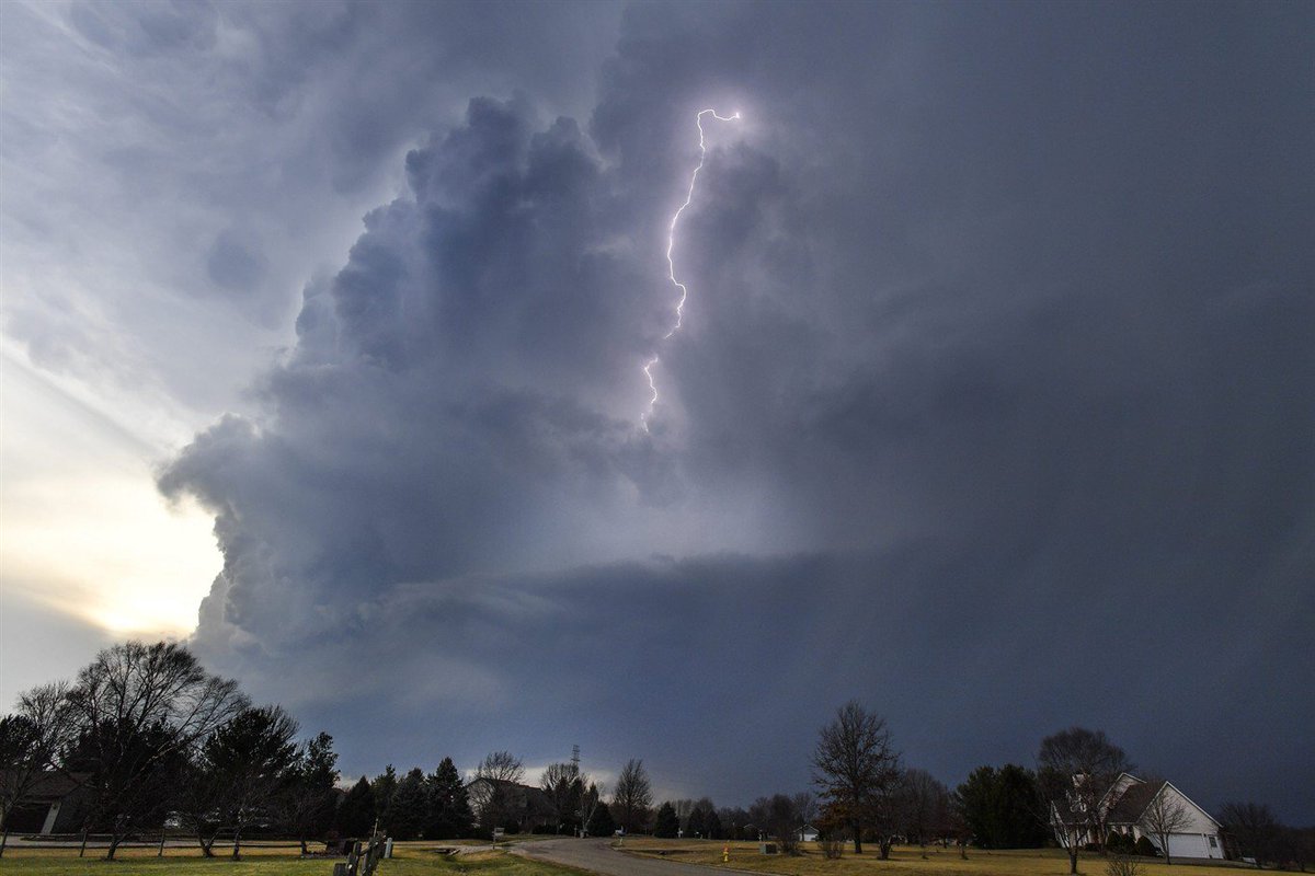 .@YOW_Weather says the Capital region is on pace to break thunderstorm records this year. 1310news.com/2017/08/12/ott… https://t.co/EtiTH5VIop