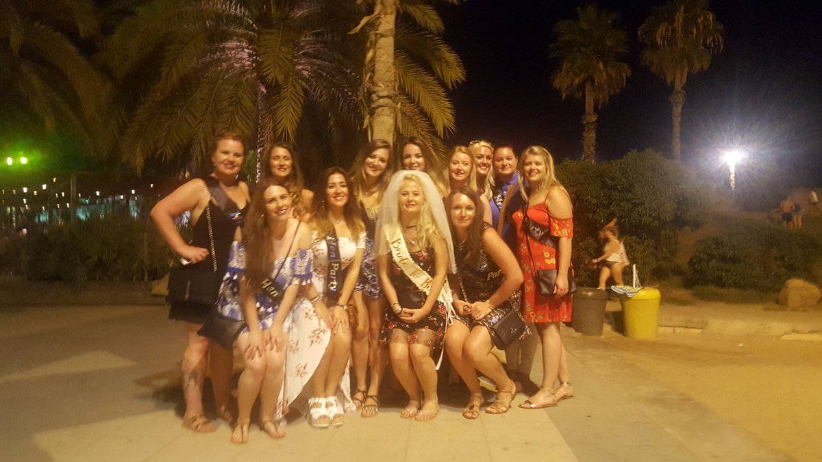 TheSpainEventT's tweet photo. #barcrawl #Barcelona with lovely girls @georgiemay_4 #HenDo @thespainevent https://t.co/oYGWIvSWqX