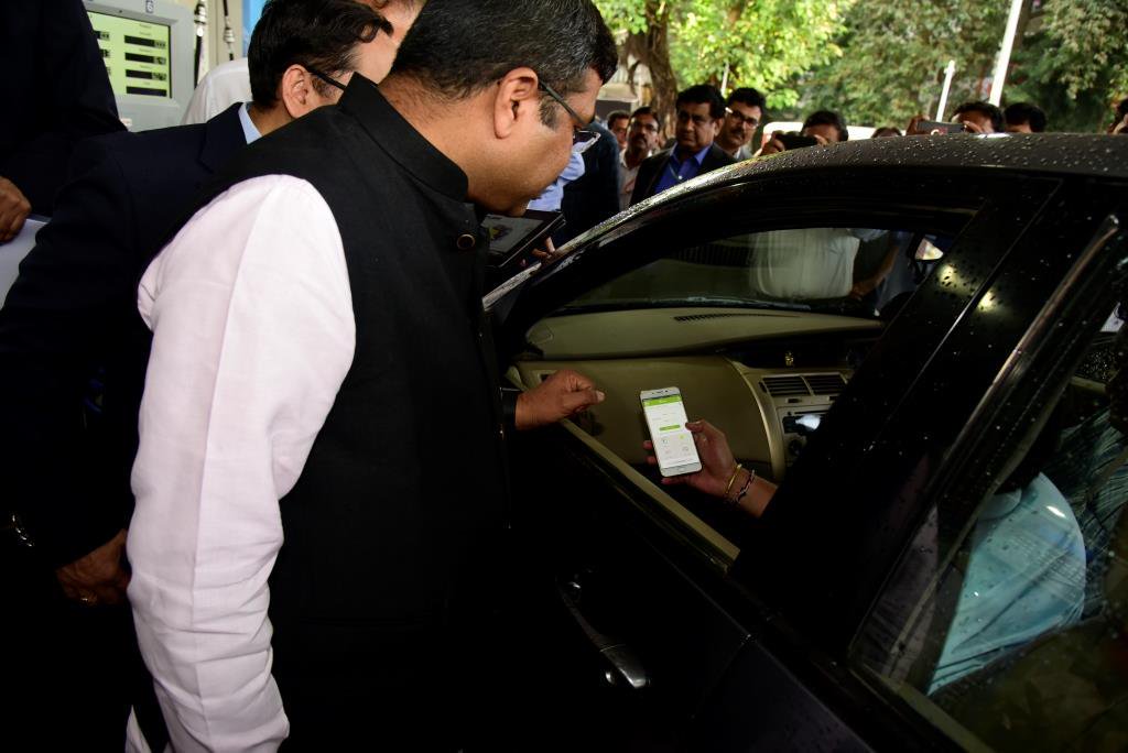 HPCL's tweet photo. Hon. Min. P&amp;NG @dpradhanbjp 
reviewed Vehicle Identification System with #DigitalPayments Solutions today @HPCL Bandra Retail Outlet Mumbai. https://t.co/zXGYLO0W9y