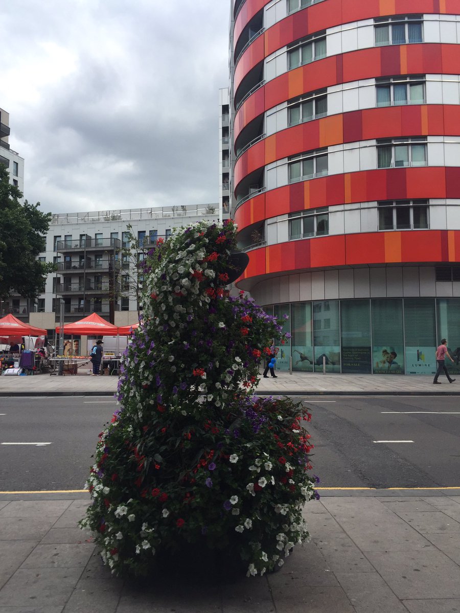 cockneyrebelx's tweet photo. Tale of 2 #Newhams...luxury housing & Robbing Wales's no expense spared vanity decorations...Deliberate managed decline of Council housing! https://t.co/npGDYZK3V1
