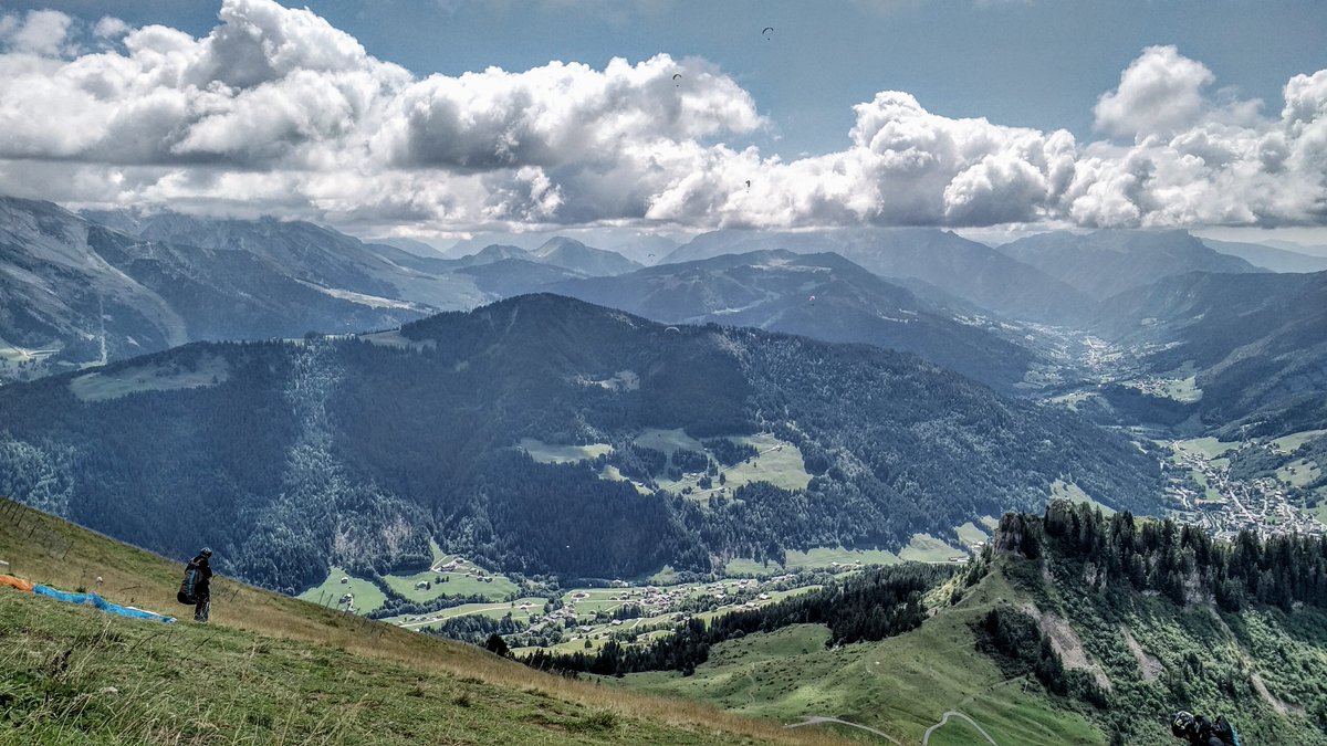 HelloParapente's tweet photo. Jeannot déjà au plaf. Guigui attend au déco que ça soit bon. @giom_pr #HelloParapente #Parapente https://t.co/fm6TDQW3D1