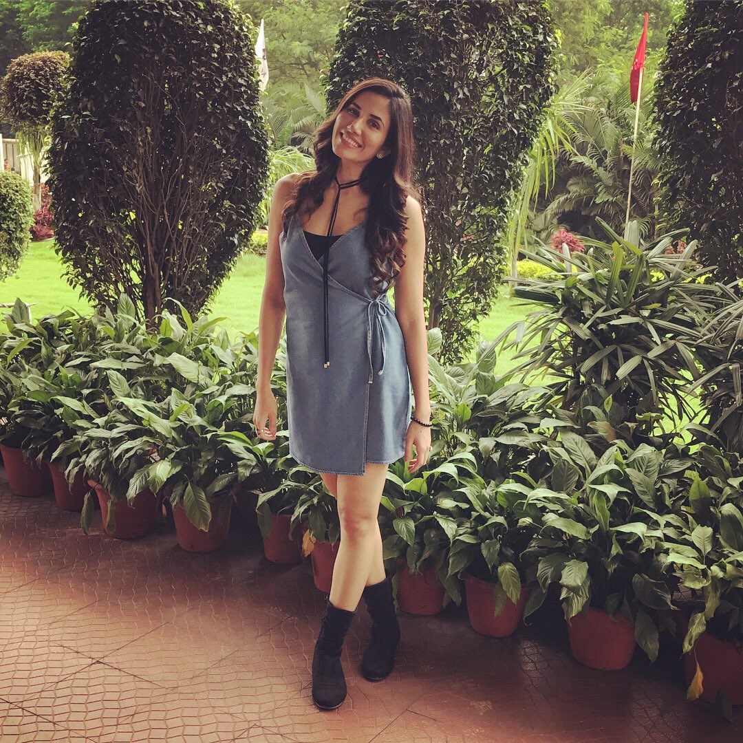 SonnalliSeygall's tweet photo. 2 looks over 2 days for @Apple store launch in #jamshedpur n #ranchi styled by #shreyajuneja  #sonnalliseygall #appleindia #storelaunch https://t.co/yPBa99o6zJ