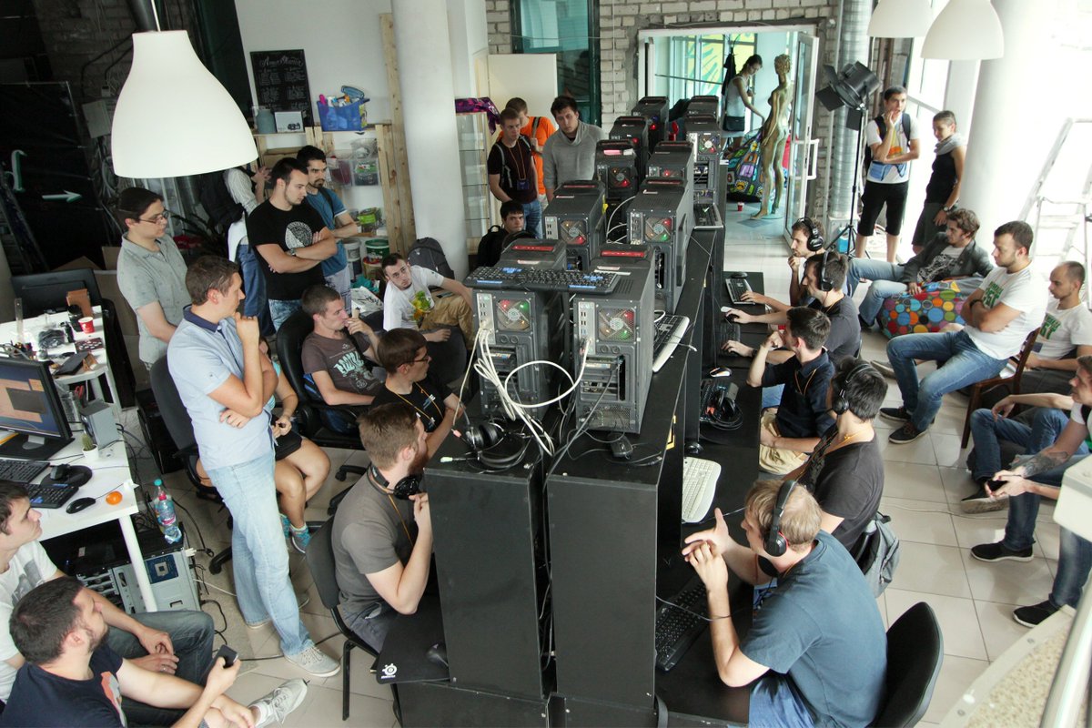 В разгаре матчи по Counter-Strike 1.6. #Castle #CloudCastle #itolympic