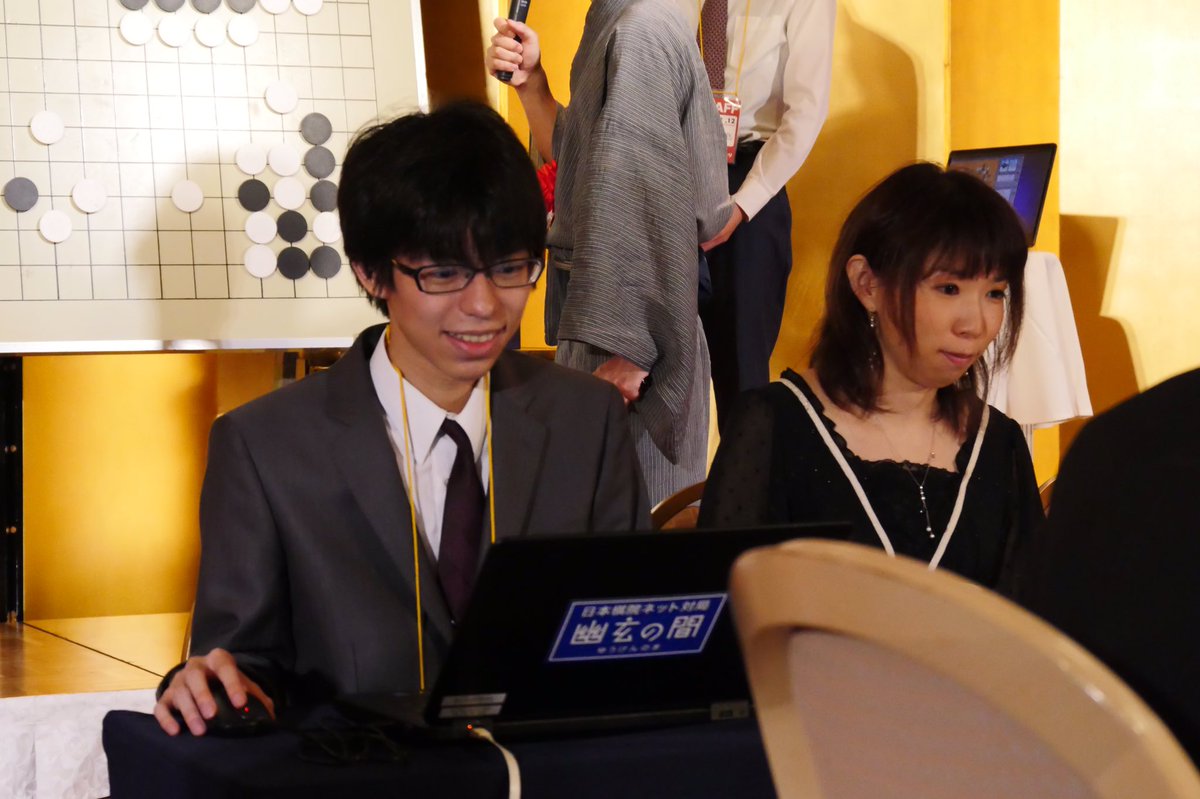 山田 真生 執筆中 納涼囲碁まつり 2日間お疲れ様でした 今回 パソコンでの記録係を担当しました トッププロの対局を間近で見ることが出来て 貴重な経験でした 一番のプレミアシートでした笑 ですが 今日の一番は轟ちゃんです