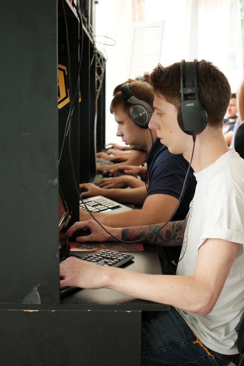 cloudcastler's tweet photo. В разгаре матчи по Counter-Strike 1.6. #Castle #CloudCastle #itolympic https://t.co/cxOyf6zFjP