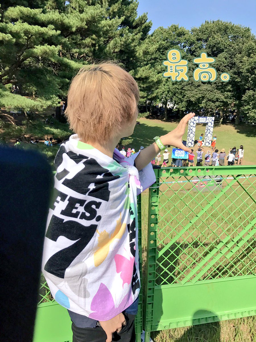Nico_nico_Sou's tweet photo. 実はロッキン2日目も行ってたんだなあ(ほんとは掴んでるとこで写真撮りたかったけど並ぶの面倒すぎて掴んだの図) https://t.co/SUsGxVlKi1