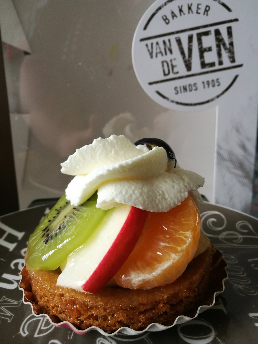 KateInNetherlan's tweet photo. Straight from @BakkerVandeVen ❤ @udensnieuws #uden https://t.co/Y6FJdYOSTs
