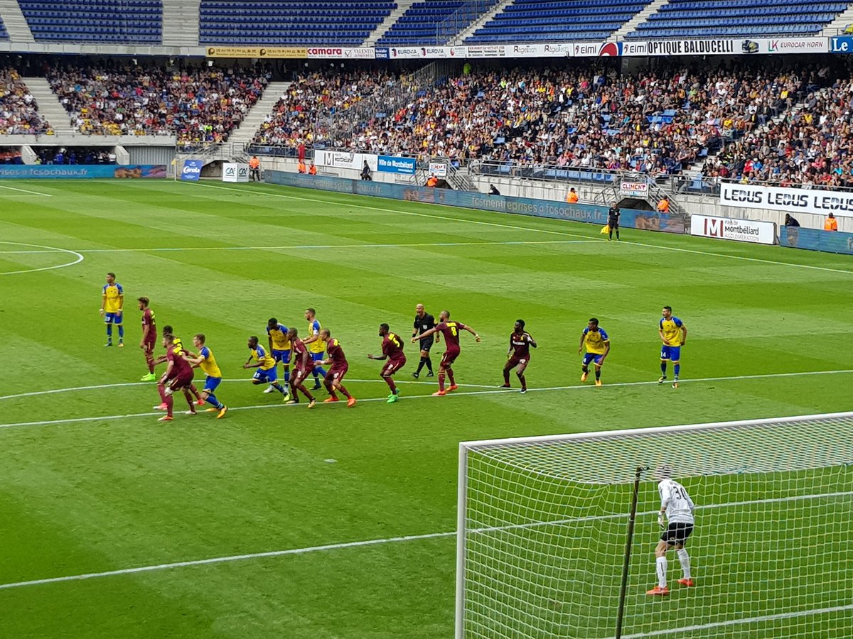 BonalBoy's tweet photo. Du sud #Teikeu n'est pas hors jeu au départ du ballon #FCSMRCL https://t.co/JQLvnP8IBw