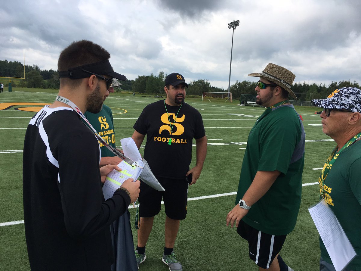 VertetOr's tweet photo. Football. C'est parti pour le camp d'entraînement 2017 @VertetOr. Allez V&O! #FootballRSEQ https://t.co/LFIa5YJn6D