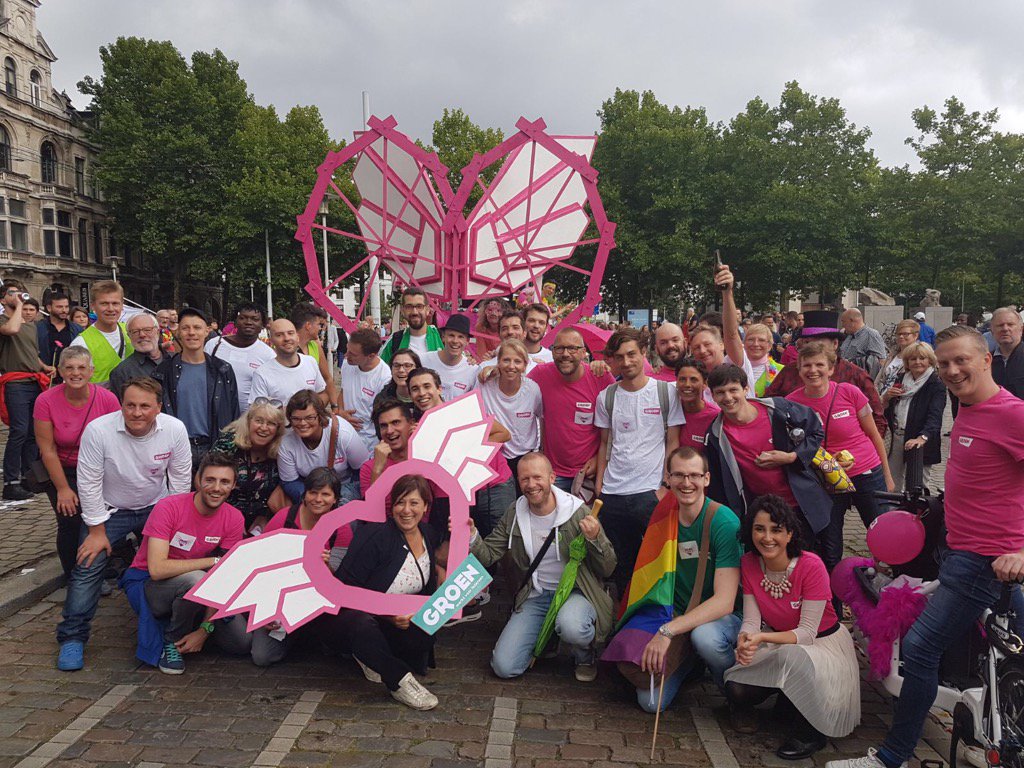 MeyremAlmaci's tweet photo. Great vibes en prachtige mensen op de @AntwerpPride! 🏳️‍🌈 #RozeGroenen #Pridehasnoborders https://t.co/asjhXZfC6Z