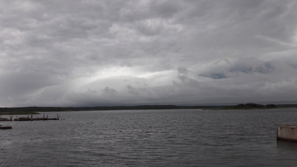 Täältä se ukkonen lähestyy Saarenmaan yllä. Taivas salamoi ja vettä taivaan täydeltä. Komea näky! #ukkonen @YleSaa <a href="/MTVSaa/">MTV Sää</a>