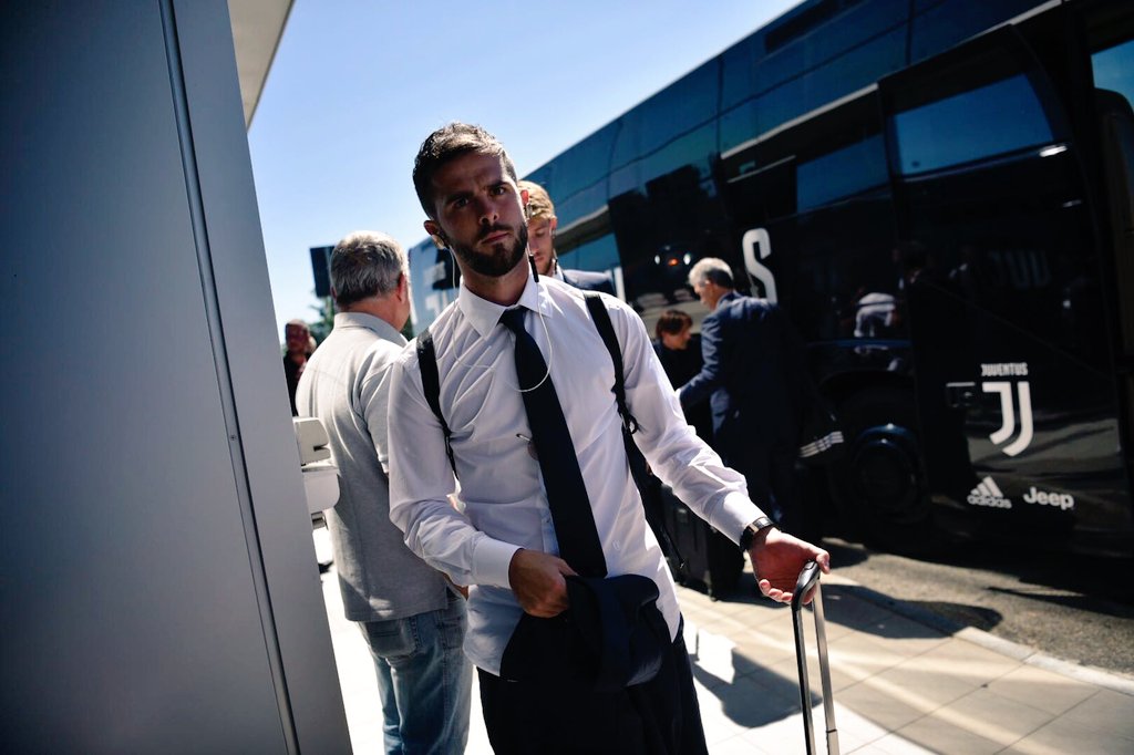 juventusfcid's tweet photo. Saatnya berangkat ke Roma! ⚫⚪✈️

#SupercoppaTIM https://t.co/4hafsTEkfx