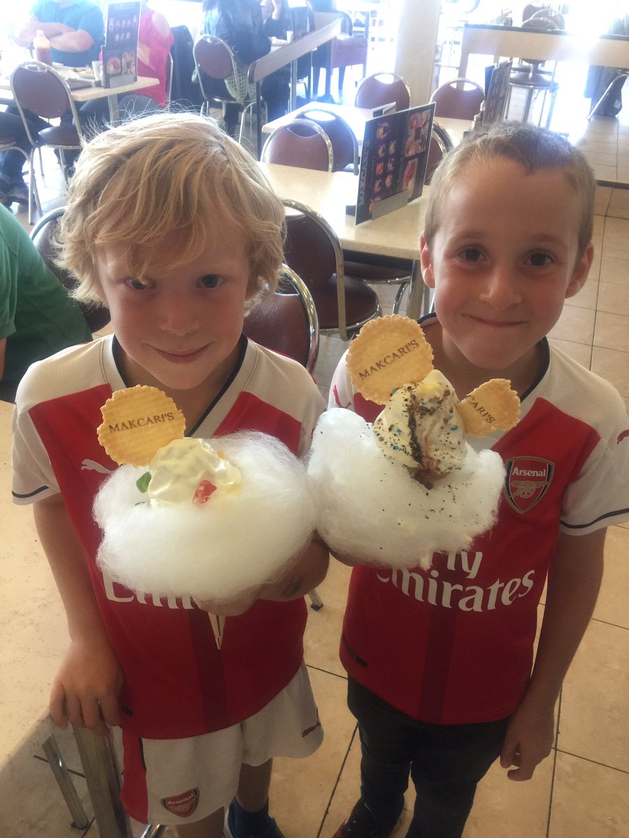 Happy Arsenal fans celebrating the win with two #makcariscloudicecreams <a href="/Arsenal/">Arsenal</a> <a href="/piersmorgan/">Piers Morgan</a> <a href="/HerneBayFest/">Herne Bay Festival</a> <a href="/madeinhernebay/">Made in Herne Bay</a>