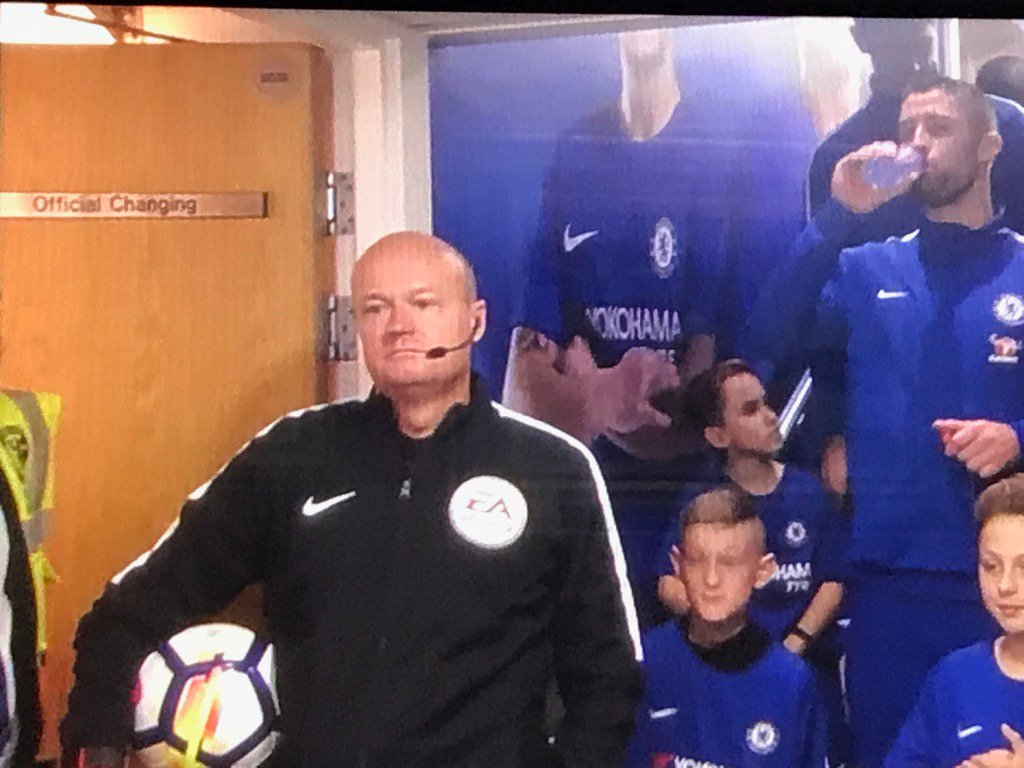 AM_Izquierdo's tweet photo. Pepe Mel arbitra el Chelsea-Burnley https://t.co/rYU6zKaIwt