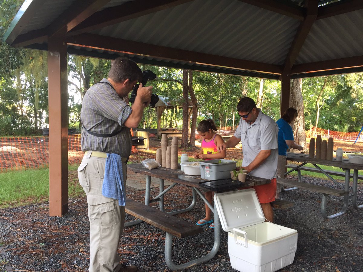 DE_AnaGibbs's tweet photo. Thank you for stopping by @CitrusChronicle!!.. and covering @DukeEnergy & #SaveCrystalRiver eelgrass giveaway at Kings Bay Park! https://t.co/rfcoayJzBg