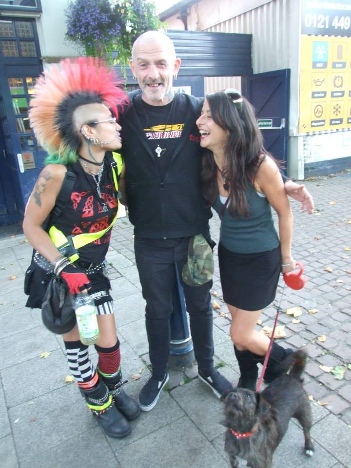 LiveInHope13's tweet photo. @PunKandStuff @jobloobird #birminghamcity #Birmingham world famous #GBH guitarist+ #BalsallHeatens v close friends. My #HopeFennell's #violin tutor 4 years #brumpunks https://t.co/k0F8sRqFcF
