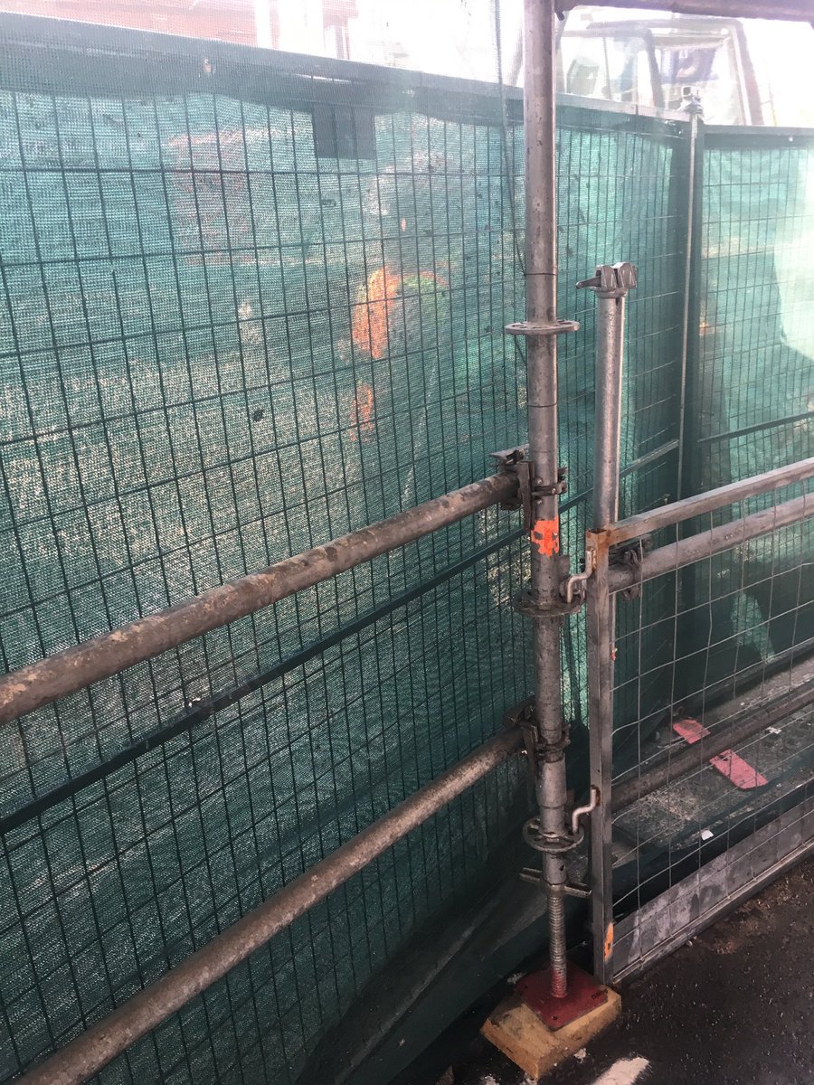 opmb100's tweet photo. @Kathleen_Wynne @CP24 @EglintonWest still #fencedin, still #cagedin #nobiz #nocoverage only #OPMB100 https://t.co/PjqsgXmNi7