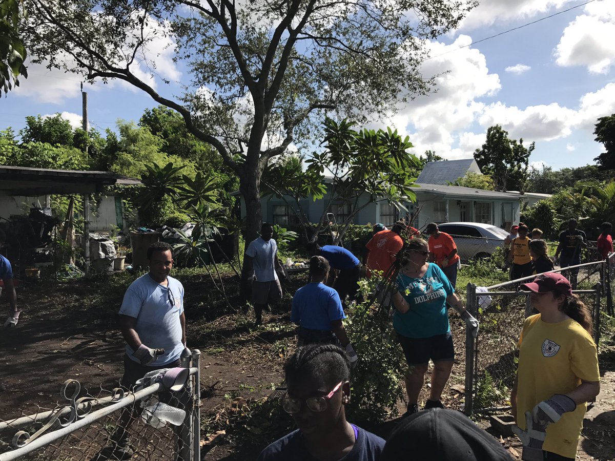 DaviePolice's tweet photo. #DaviePAL #NMBPAL #MiamiPAL #HomeDepot & #MissionBBQ pitching in to help clean up a resident's yard. #Community #WeAreDavie https://t.co/YJEFEyprUd