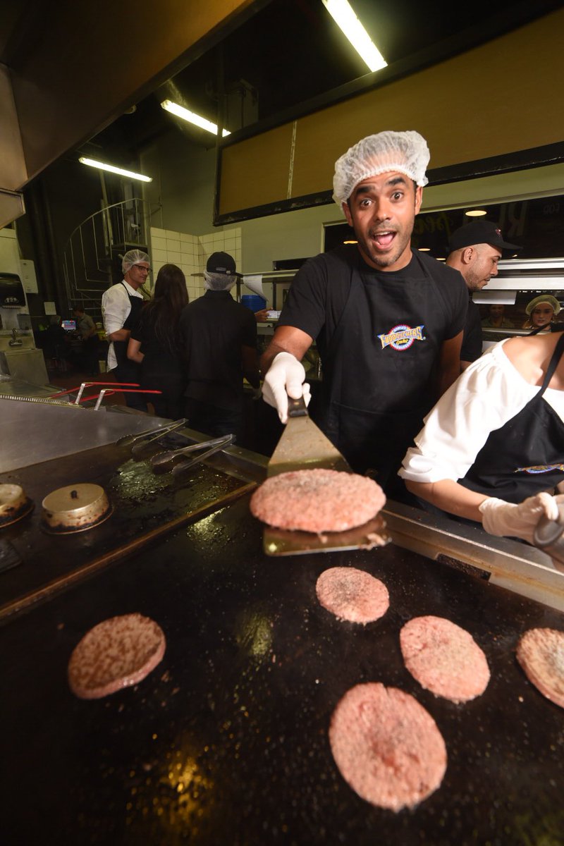 fuddsrd's tweet photo. Dar paso a cocina y elaborar el mismo, en la parrilla y el puesto de Expo 🥗🍔 - Alejandro Nuñez Frometa https://t.co/BfQMB6Xll7