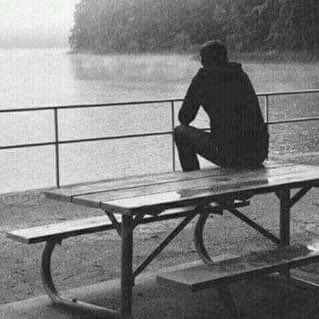 *جرحتني ورحت عني وياحظك نسيـت... جرحتني وجرحـك الين الحين يبكينـي😔💔*