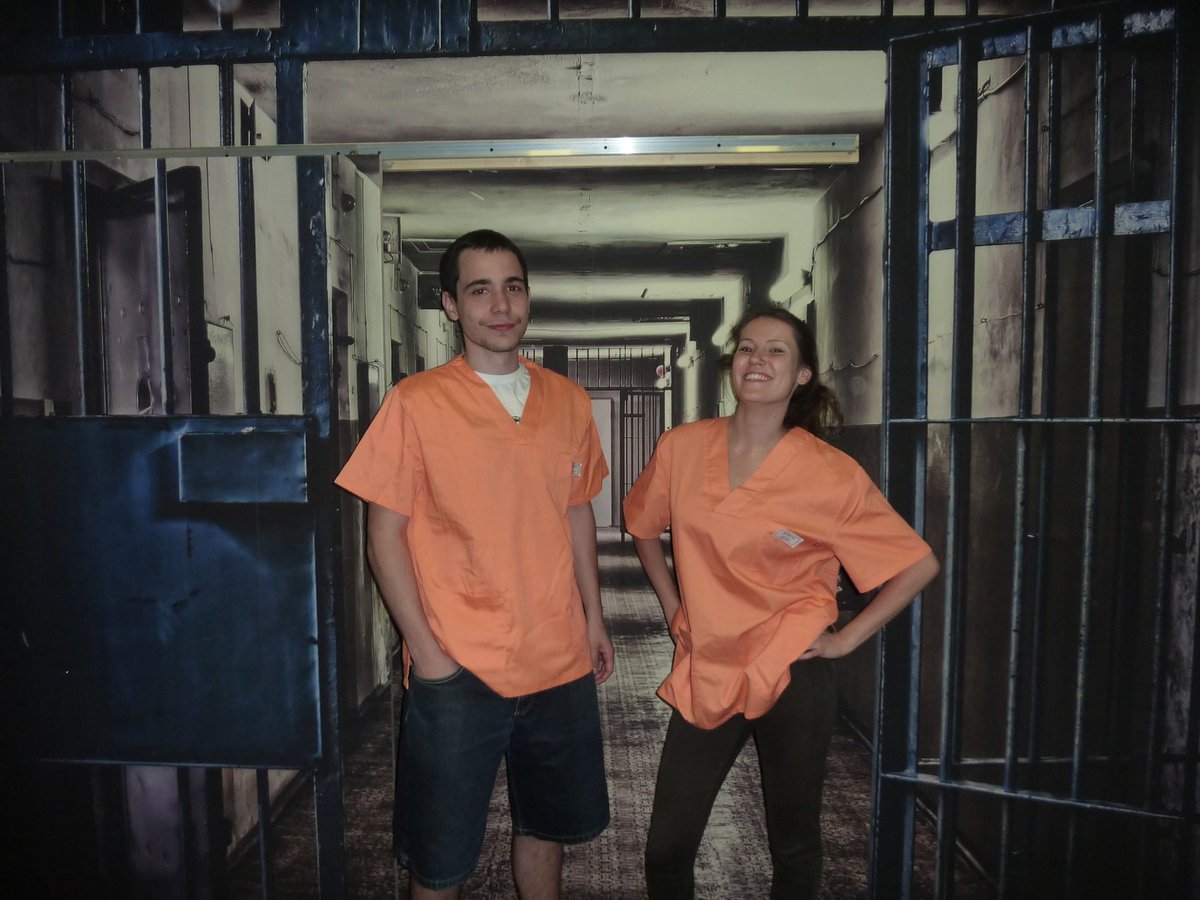ALCATRAXCAPE's tweet photo. AbZ NEWS:La banda LA BIBLIA DEL BORRACHO, última víctima de los infalibles sistemas de seguridad de la Prisión de Máxima Seguridad AlcatraX. https://t.co/iQkhnOtzn0