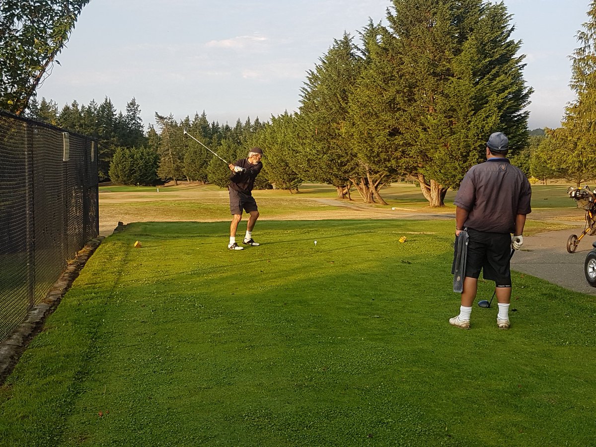 Metchosingolf's tweet photo. Elmer with the first tee shot of the 2017 #MetchosinOpen good luck every buddy https://t.co/paEbdzpUfb