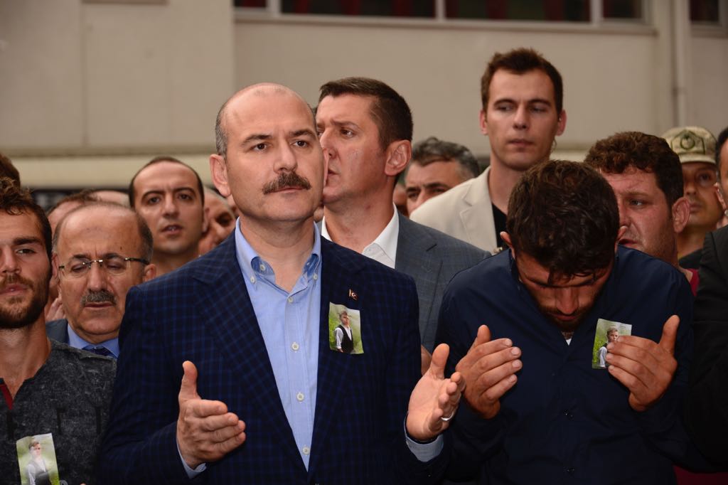 Hem çocuk yaşta,
Hem Şehit...
Kalbimizde acı ve boğazımızda düğümlenen kelimeler ile uğurladık Erenimizi...

Allah rahmet eylesin