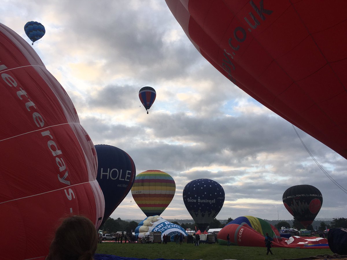 Sarah_Reamer's tweet photo. Gutted not to tick off hot air balloon @bristolballoon off my bucket list.But loving all the friendly souls @baileyballoons #lifeaftercancer https://t.co/QKb94xesEY