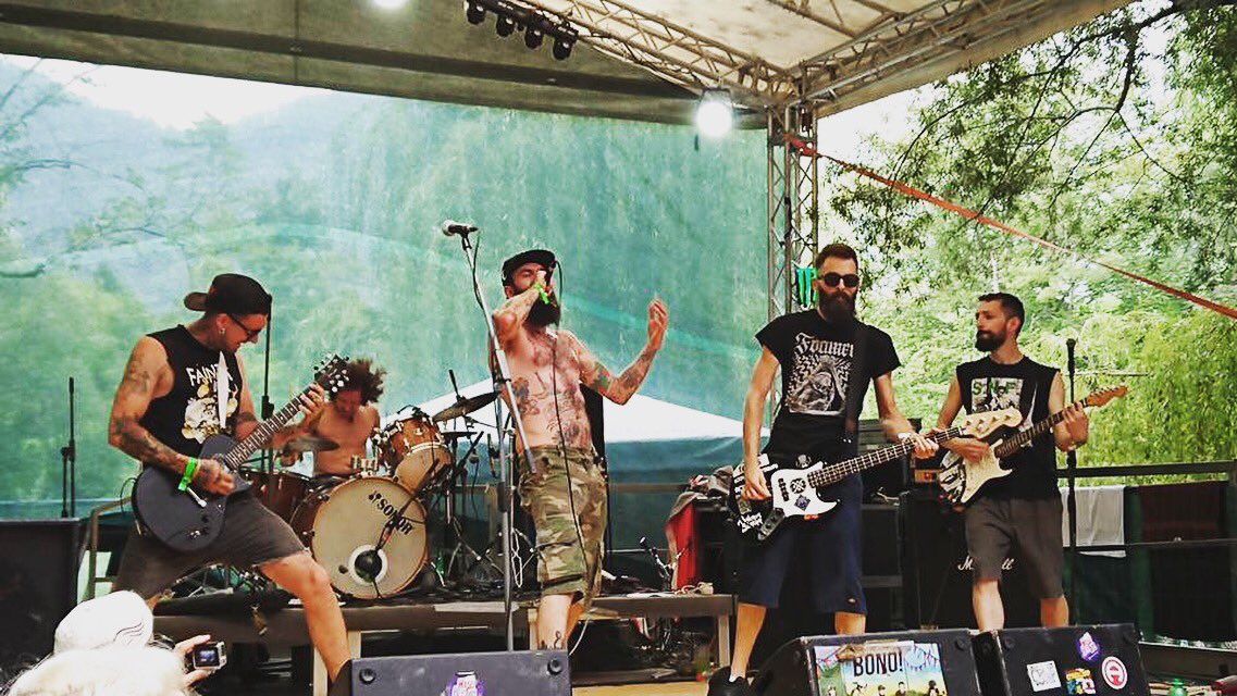 BONOhardcore's tweet photo. @PUNKROCKHOLIDAY was OFF THE CHAIN! See you at 1.8 (for the beers at least!) https://t.co/eg7aAhy5Xr