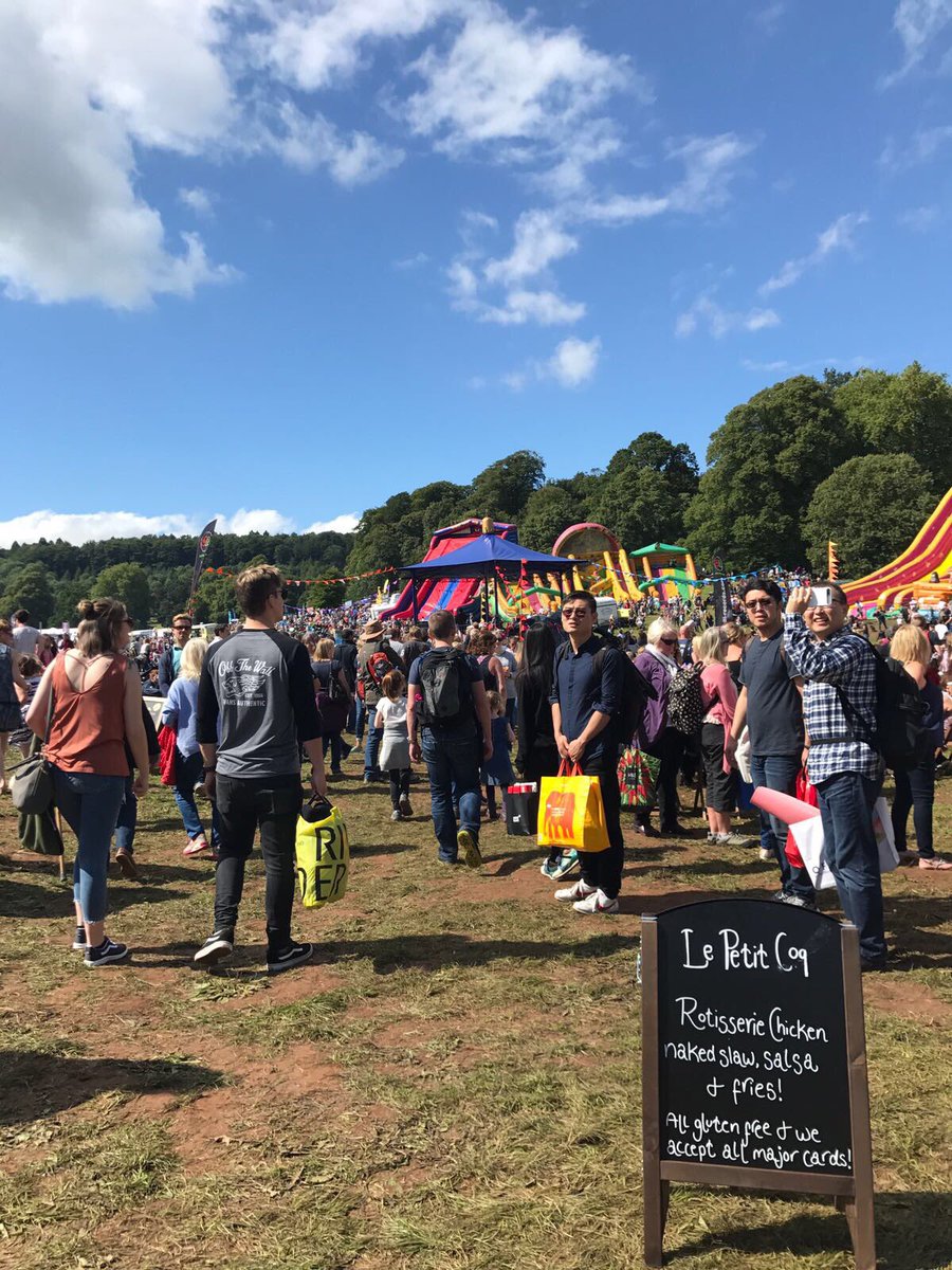 Il fait beau at #BristolBalloonFiesta today 😎Come say bonjour &amp; try our rôtisserie roasted chicken, fries &amp; slaw. We're by the bandstand 🐔🎈