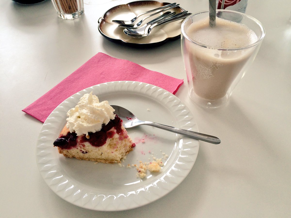 joscchh's tweet photo. Nachtrag zum #KAINGAtag #Kaffeeklatsch 🍰
Schön, dass ihr da seid @OliverKepka @JuliaSchaefer24 @StephKatBr @WiseWay_ Oma, Opa & Co #KAINGA 🍒 https://t.co/SG4lJfYnJ5