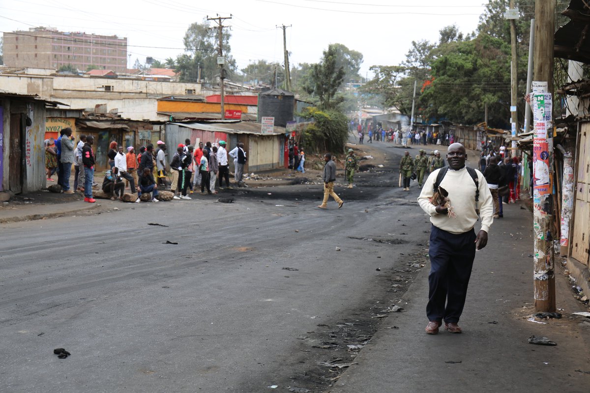 Jill_Craig1's tweet photo. Man in Kibera carries chicken he received from the village, trying to resume daily life as security forces mobilize nearby. #Kenya https://t.co/2vuHgVGQKd