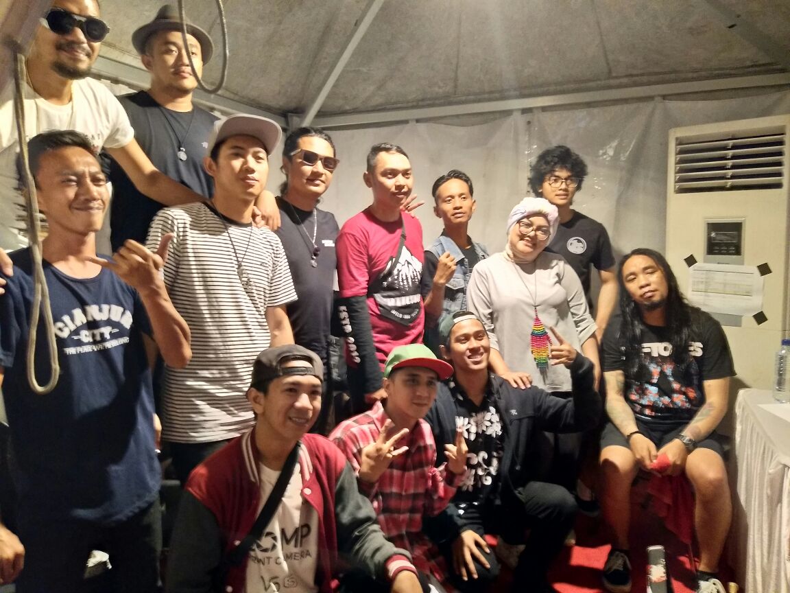 PeyDayx's tweet photo. BackStage Sunda Woles With Rosemary...

#projam #projamonthestreet #cianjur #reggae #reggaeindonesia #musik #wars #AriURG https://t.co/N1UkqTi9jY