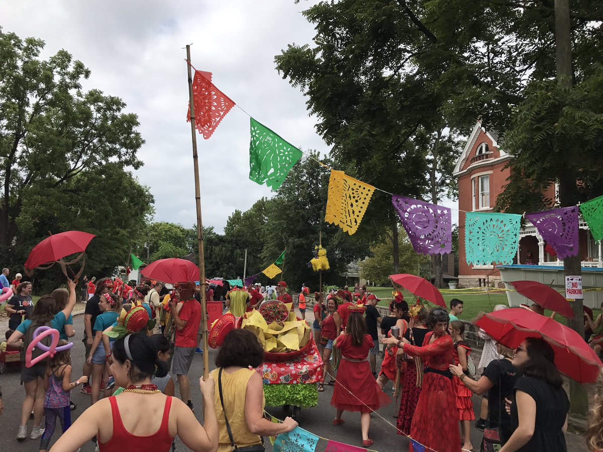 Scott_Tift's tweet photo. Perfect morning for a parade. @TomatoArtFest https://t.co/eOE9FpNLWH