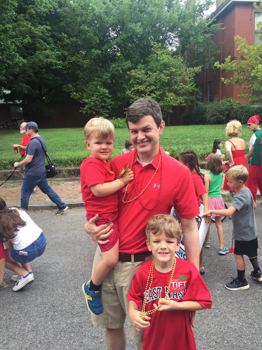 Scott_Tift's tweet photo. Perfect morning for a parade. @TomatoArtFest https://t.co/eOE9FpNLWH