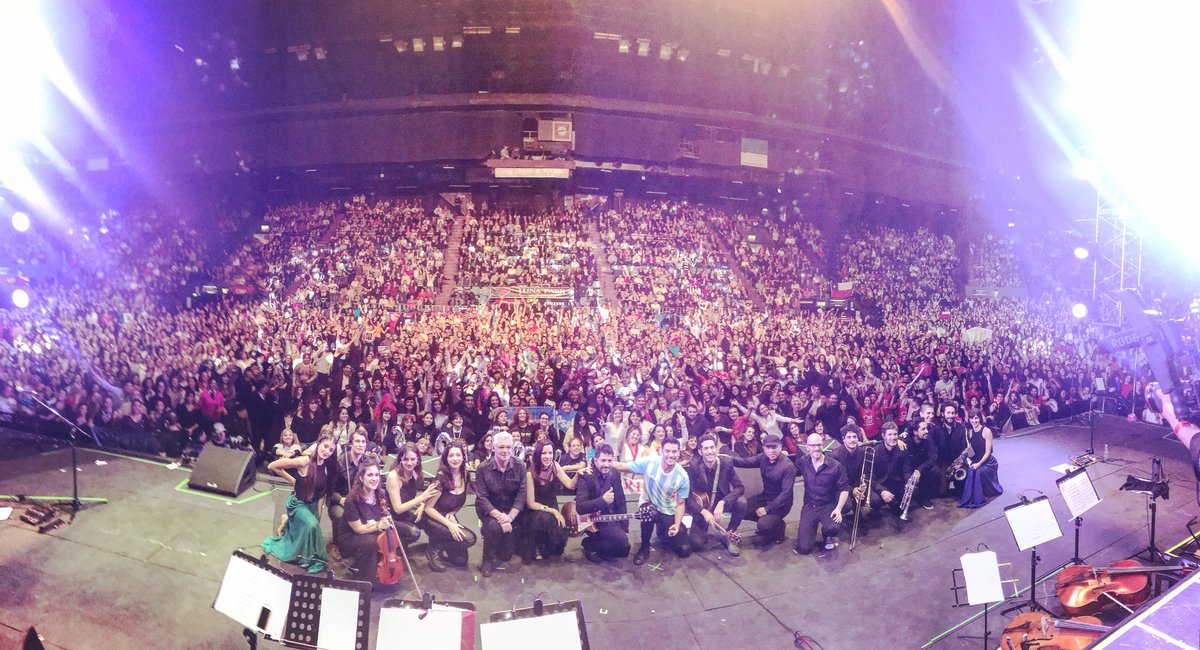 _CarlosRivera's tweet photo. Ayer Argentina me regaló #UnaNocheEnElLuna para soñar. Cualquier cosa que se me ocurra decir se quedaría corta. GRACIAS 🇦🇷@stadiumlunapark https://t.co/axlMfj7nIr