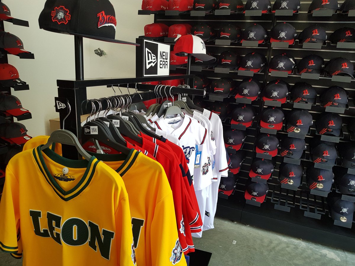 NacimosBravos's tweet photo. ¡Queremos que te alistes para los #PlayoffsLMB⚾️! Por eso a partir de hoy estaremos abriendo nuestra tienda, en La Fortaleza, de 1 a 6 PM 😎👌 https://t.co/YXbI2l81rI