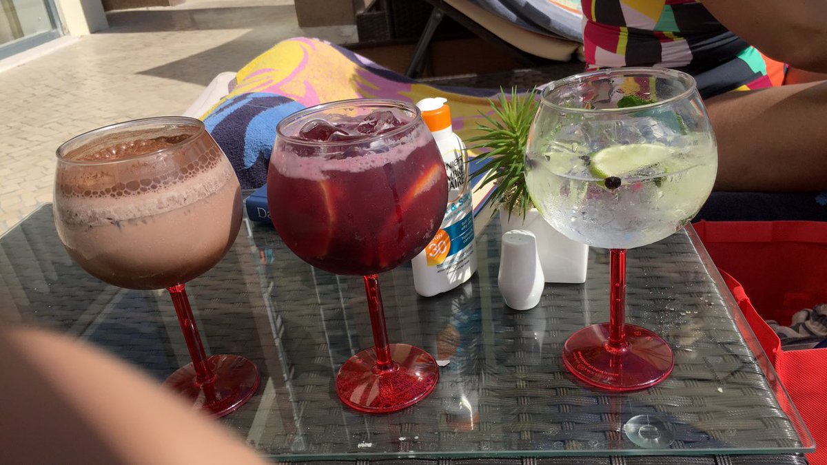 daniclarax's tweet photo. Cocktail timeeee🌞🍹😍 https://t.co/uMD4zIMYui